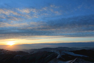 日出时分壮丽山景