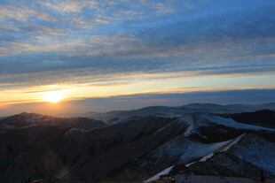 日出时分的壮丽山峦景观