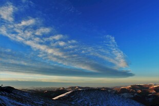 壮丽雪山蓝天美景