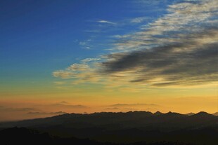 壮丽黄昏下的山峦与云彩