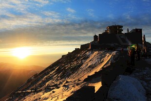 日出时山顶的壮丽景象