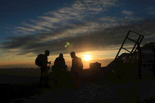 日落时的户外探险者