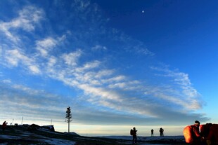 海边日落美景 游人相伴