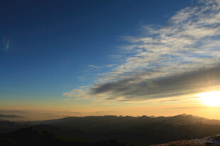 日出时分的壮丽天空景观