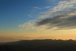 黄昏时分的壮丽天空景观