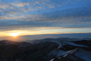 山顶壮丽日出云海景观