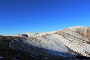 雪山蓝天壮丽自然景观