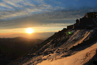 山顶壮丽日出美景