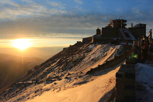 雪山之巅的壮丽日出