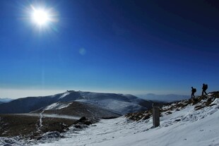 雪山之巅的壮丽日光景观