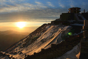 雪山之巅的壮丽日出