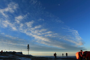 海边日落美景与游人