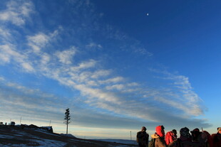 海边观美景的人群