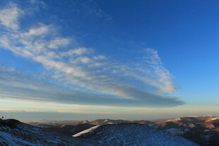 雪山蓝天间的壮丽云景