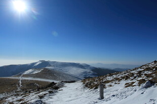 雪山蓝天阳光下的壮美风光