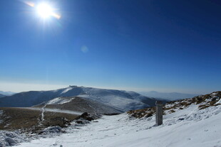 雪后山间的灿烂阳光