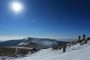 雪山之巅的壮丽日光景象