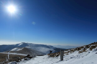 雪山晴空下的壮丽风光