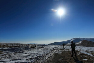 雪地徒步者与耀眼阳光