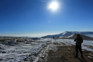 雪地徒步者的壮美景观