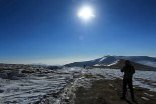 雪地独行的坚毅身影