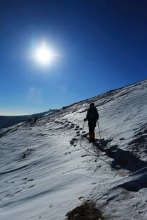 雪地徒步者沐浴灿烂阳光