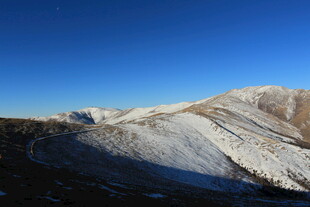 雪山蓝天壮丽自然景观