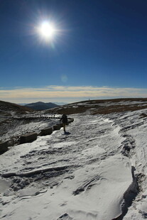雪覆山峦的晴朗日光景象