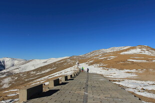 雪山旁的石砌道路