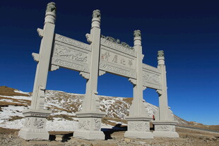 草原上的宏伟石牌坊