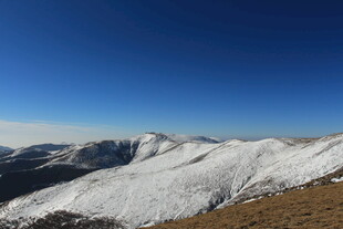 雪山美景 蓝天映衬壮丽风光