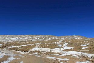 雪覆山丘的壮丽景致