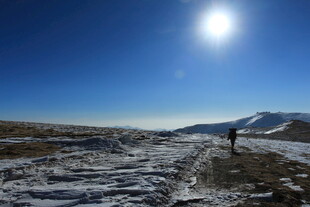 雪地徒步者的孤独风景