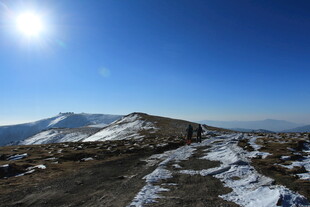雪山晴日下的壮美风光