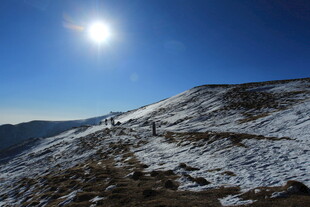 雪山暖阳下的壮丽风光