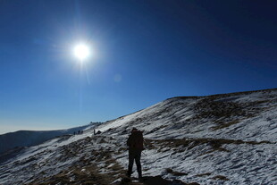 雪山上的孤独徒步者