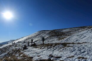 雪坡上的徒步者