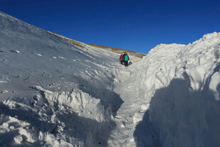 滑雪者在雪坡间飞驰