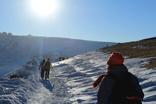 雪地徒步者的前行之路