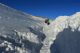 登山者攀登雪山之路