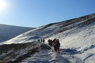 雪地徒步的登山者