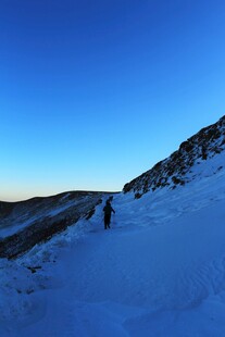 雪地徒步者的冬日风景