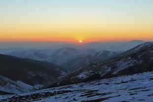雪岭之上的壮丽日落