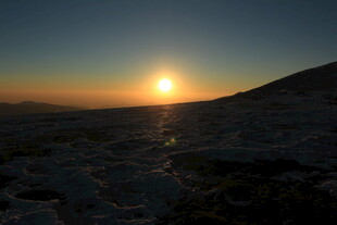 日落时分的壮丽山间景色