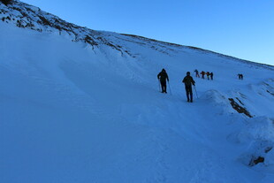 雪地徒步者的前行之路