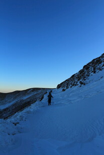 雪地徒步者的壮丽冬日之旅