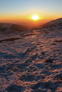 雪山上的壮丽日落景观