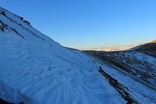 雪坡上的壮丽黄昏景色