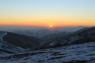 雪岭之上的壮丽日落