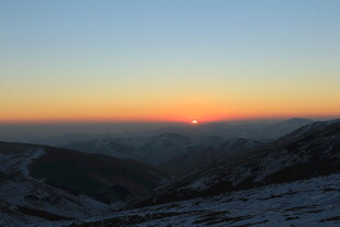 雪山之上的壮丽日落